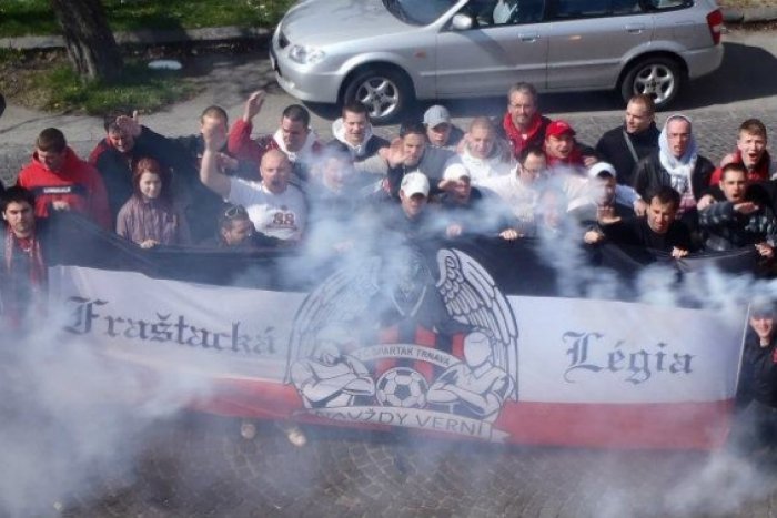 Ilustračný obrázok k článku Fraštacká légia: Hlohovčania s červeno-čiernym srdcom